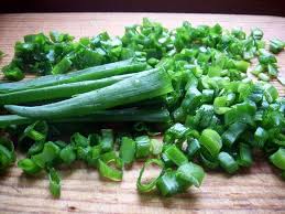Jarak antar alur 10 cm. 5 Tips Menyimpan Daun Bawang Agar Kesegarannya Bertahan Lebih Lama