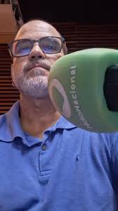 Você sabia que um encontro inesperado mudou completamente a trajetória do  narrador @joaoferreiraradialista ? 🤯 Neste corte do Podcast do Eli Corrêa,  João relembra como começou sua carreira no rádio, saindo da