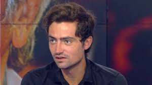 Alain Delon avait tout, mais il avait aussi en lui une forme de tristesse»,  relève l'écrivain Nathan Devers