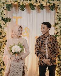 Segala macam persiapan lamaran/tunangan yang harus anda persiapkan. Paling Inspiratif Baju Tunangan Hijab Couple Lamaz Morradean