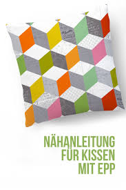 Ursprünglich wurden für das zusammennähen von patchworkdesigns bevorzugt stoffreste verwendet, die nicht mehr für die herstellung von kleidung geeignet waren. Handnahen Ist Wunderbar Fur Den Urlaub Oder Kleine Projekte Im Sommergarten Ein Kissen Aus Baby Blocks Mit Dem C Patchwork Kissen Quilts Patchwork Und Quilten