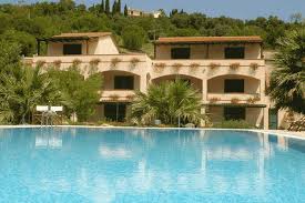 Grande e comodo appartamento in zona panoramica di marina di campo a 8 minuti a piedi dalla spiaggia con grande spazio verde intorno. Residence Le Fornaci Marina Di Campo