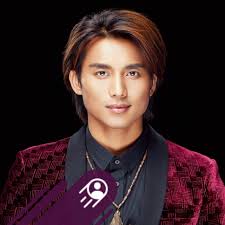 Hẹn gặp mọi người tại Atlanta thứ bảy này nhé… thứ hai thì sẽ hát tại  Praha🤭 Mình đúng siêu nhân. Anyway, đố mọi người hình này có mấy múi?