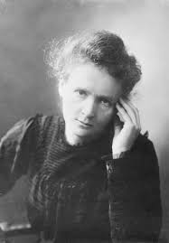 Bilim adına pek çok dikkat çekici özellik taşıyan madam curie hayatı boyunca ilklerin kadını olmuştur. Maria Sklodowska Curie Europeana