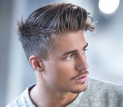 Capelli Uomo Il Taglio Maschile Di Tendenza è Con Ciuffo E Sfumato