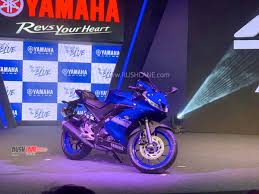 It is available in 2 variants and 3 colours. R15 V3 Bs6 Racing Blue New Daily Offers Www Ritupriyanka Com