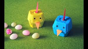 Découpez une ou plusieurs tasses dans les boîtes d'oeufs à votre disposition, en égalisant bien les bords si ça dépasse. Diy Deco Paques Poussin Recyclage Boite A Oeufs Youtube