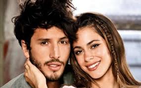 Tini stoessel y sebastián yatra aparecen juntos en un escenario romántico y en el preludio de un beso. 1bczn1gyrccavm