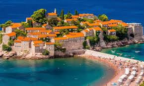 Two late montenegro goals delayed the netherlands' berth at next year's world cup finals . Montenegro Reizen Al 10 Jaar De Montenegro Specialist
