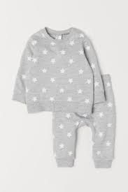 En baby fresh® encuentra vestidos, mamelucos, pijamas, blusas y todo tipo de prendas para la comodidad y seguridad de tu bebé. Sweatshirt And Trousers Light Grey Marl Stars Kids H M Gb Ropa De Bebe Varon Ropa Bebe Nina Ropa De Nina