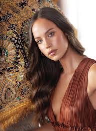 Jen Roche's Instagram, Twitter & Facebook