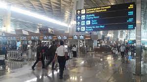 Keterangan gambar, kepadatan penumpang di bandara soekarno hatta pada kamis (14/05). Porter Bandara Soekarno Hatta Di Gaji Umr Warta Kota