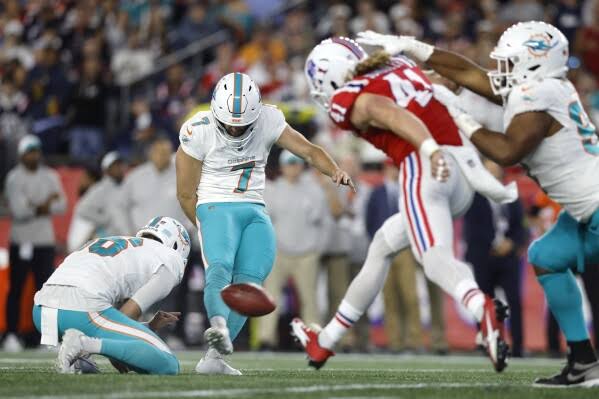 Blocked field goal, interception, lateral -- and Patriots' offense fails to  capitalize on any of it | AP News