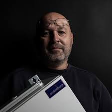 Bij deze stel ik u graag voor aan de man die mij gemotiveerd en  geïnspireerd heeft om aan de slag te gaan met AI. De man die altijd met mij  meedenkt en