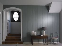 Un Lambris Bleu Gris Dans Une Entree Lambris Lambris Peint Decoration Interieure