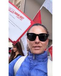 Bu adam Zerda dizin de bile Zerdanin peşindeydi şimde de Sumru'nun peşinde  😂 @eceusluofficial #EceUslu #Sumru #Zerda #SiyahKalp . . . . . . . . . . .  . . . . . . . . #