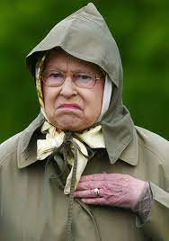 Lustige Bilder Der Queen So Hat Man Konigin Elizabeth Noch Nie Gesehen London Museums Standing In The Rain Queen Elizabeth