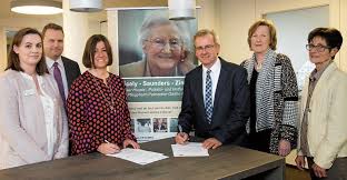 Karin Stiebler Regionalleitung Der Heimstiftung Und Klaus Hillius Von Der Hospizgruppe Unterzeichnen Den Vertrag Links Heimleiterin Carolin Hobrink Und Burgermeister Matrohs Rechts Sigrid Pils Und Gerda Schmid Hospizgruppe Esslinger Zeitung