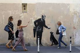 In Un Altro Dei Murales Comparsi A Parigi Il Protagonista E Un Uomo In Giacca Che Finge Di Offrire Un Osso A Un Cane Tuttavia Quest Banksy Parigi Street Art