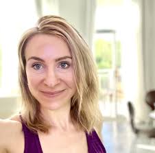 Highlighting your hair is one of the most dynamic ways to change your appearance. Learn How To Do Blonde Highlights At Home With Instructions