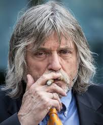 Na omstreden uitspraken staat hij onder druk. Johan Derksen 31 01 1949 Nederlands Voetballer Die Na Zijn Actieve Spelerscarriere Naam Maakte Als Sportjournalist Tussen 1977 En Voetballers Voetbal Youtube