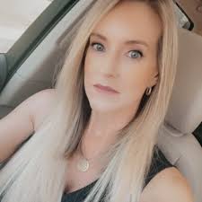 Amanda Ledford's Instagram, Twitter & Facebook