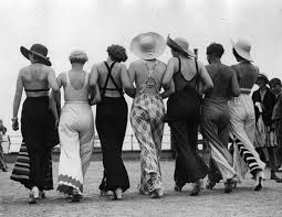 «uno stilista deve essere un architetto per il taglio, uno scultore per la forma, un pittore per i colori, un. 1934 Beach Trousers Foto In Spiaggia Vintage Stile Anni 30 Donne