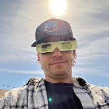 Who's ready for a whiskey? We are! Get over that midweek hump with the best  (and cheapest!) Old Fashioned and Manhattan in town. Tonight, we've got the  one and only Brian Jump