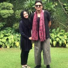 Bekas suami pelakon erra fazira, engku emran engku zainal abidin, 42, bakal menikahi pelakon indonesia, laudya cynthia bella pada pertengahan bulan depan. Biodata Engku Emran Suami Tercinta Laudya Cynthia Bella Encikshino Com