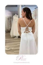 Es hat einen leichten chiffonrock und ist wunderbar für eine strandhochzeit oder eine standesamtliche trauung geeignet. Die 56 Besten Ideen Zu Lilly Brautkleider Bei Princess Dreams Brautmode In 2021 Brautkleid Trager Klassisches Brautkleid Brautkleid Spitze