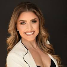 Natalie Sloan's Instagram, Twitter & Facebook