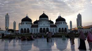 Masjid baiturrahman aceh juga mendapat sorotan ketika terjadi gempa bumi dan tsunami yang melanda aceh pada tahun 2004 silam. Baiturrahman Grand Mosque Wikipedia