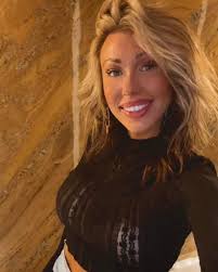 It was fun playing dress-up to blend in with the city life. I wonder if  anyone could tell I'm actually a cavewoman covered in dirt 90% of the  time?! 😂 Bet they