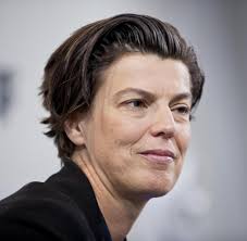 Carolin emcke (born 18 august 1967) is a german author and journalist who worked for der spiegel from 1998 to 2006, often writing from areas. Carolin Emcke Friedenspreis Gegen Den Hass Welt