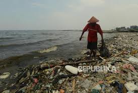 Benarkah ini ciri khas orang indonesia?? Resahnya Nelayan Soal Sampah Plastik Di Lautan Republika Online