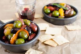Olives Chaudes A L Ail Au Romarin Et Au Citron Olives Marinees Recette Olives Romarin