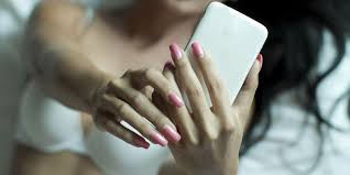 La mayor parte del dinero que obtiene es a través de las tarifas que cobra de trabajos por encargo que envía a través de mensajes privados. Asi Funciona Onlyfans La Plataforma Online Que Amenaza Al Cine Porno Business Insider Espana
