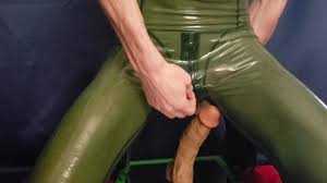 Blonde in transparentem latex-catsuit gefickt-green latex-12 inch dong