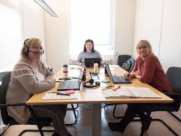 Kan noe annet enn vaksinen jeg har en nerdete fascinasjon for medisin, og dere får bære over med at jeg blogger litt tall og fakta. Helse Korona Wenche Henny Og Monica Katrine Jobber For At 20 000 Harstadvaeringer Far Vaksinen