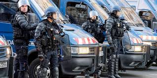 Many gilets jaunes attempted to withdraw as violence erupted, but were hampered by advancing police. Gilets Jaunes Imbroglio Autour Du Dispositif De Securite A Paris Le Point