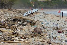 Kau sangat indah bila dilihat dari dekat kau pun tetap indah bila dilihat dari jauh kau akan tetap indah bila dilihat dari sisi manapun. Sampah Berserakan Di Pantai Kuta