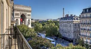 Arcul de triumf a fost inaltat peste ramasitele unui soldat necunoscut decedat in timpul primului razboi mondial si o faclie perpetua arde in fundatie. Arcul De Triumf Din Paris Franta Infotour Ro