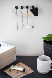 Diy Un Tasseau De Bois Recycle En Porte Clef Epure La Delicate Parenthese Diy Deco Et Inspiration Deco Tasseau Bois Porte Cles En Bois Porte Clef