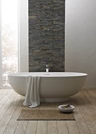 Parement Decoratif En Pierre Naturelle Grise Dans La Salle De Bain Moderne Idee Salle De Bain Baignoire Moderne Salle De Bains Moderne