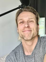 Am I twinning with anyone? : r/Doppleganger