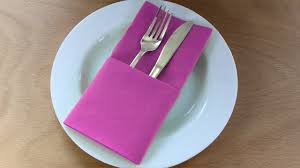 Danach faltest du etwa 1/3 der unteren kante nach oben. Servietten Falten Bestecktasche Falten Einfache Diy Tischdeko Basteln Youtube