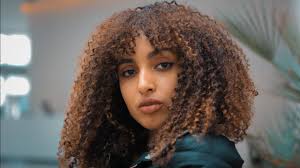 Potongan Poni untuk Rambut Keriting: Rekomendasi dan Tips Hair Styling