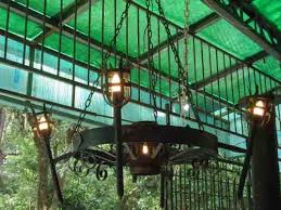 Intrucat livingul este una dintre incaperile in care va petreceti cea mai mare parte a timpului alaturi de familie si prieteni, va recomandam una dintre lustrele special create cu design aparte. Lustre Rustico Madeira E Ferro Ofertas Vazlon Brasil