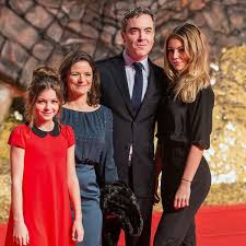 Nejprve se toužil stát učitelem stejně jako jeho otec a studoval na univerzitě v ulsteru francouzštinu. James Nesbitt Sparks Rumours That He Has Reunited With His Wife After Pair Hugged On The Red Carpet Irish Mirror Online