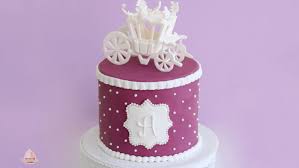 Passen sie den traditionellen festlichen skandinavischen prinzessinnenkuchen aus marzipan, himbeermarmelade. Prinzessin Torte In Lila Und Weiss Vanilletanz